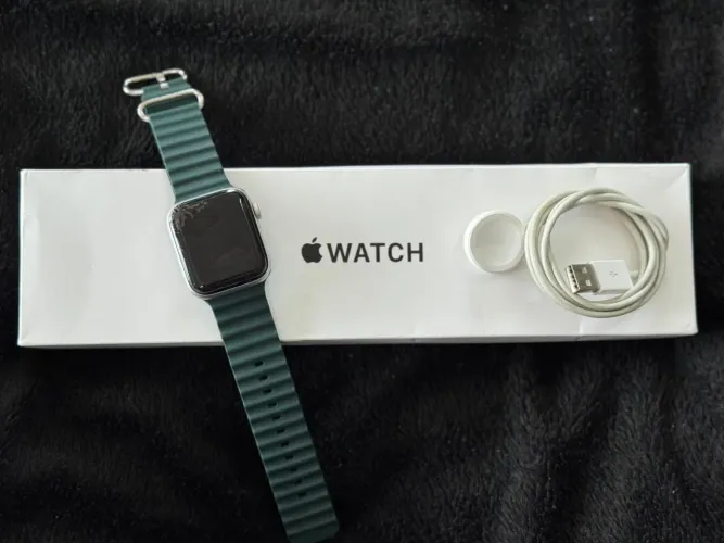 SE Silver Aluminum Case White Sport Band 44 MM