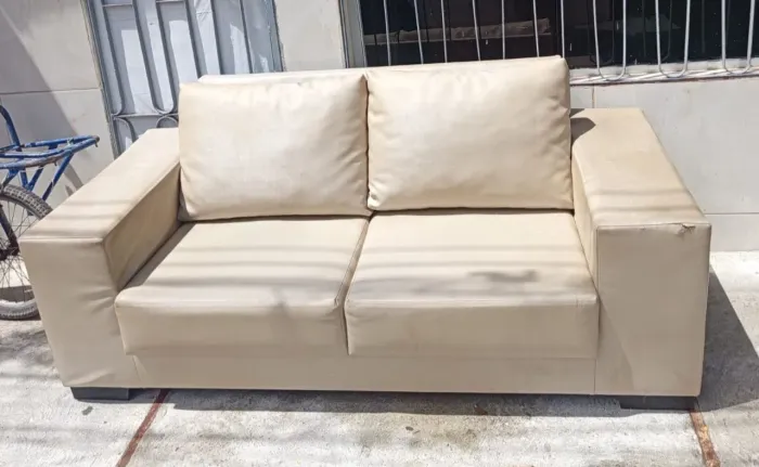 SOFA BEGE COM ALMOFADAS REMOVÍVEL POR 380,00 APENAS DINHEIRO OU PIX