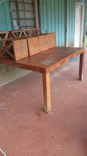 Mesa de madeira com 8 baquetas