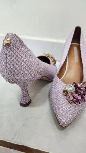 Sapato lilás com detalhes em pedras