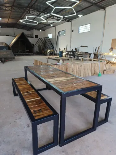 Mesa modelo industrial com madeira TECA 
