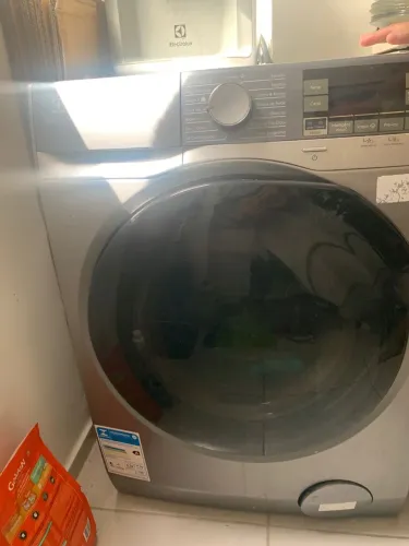 Vendo uma máquina de lavar com defeito