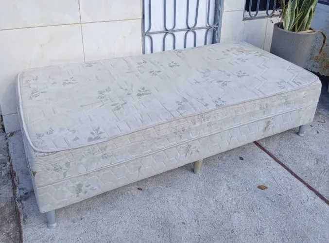 CAMA.BOX SOLTEIRÃO POR 185,00 USADA APENAS DINHEIRO OU PIX