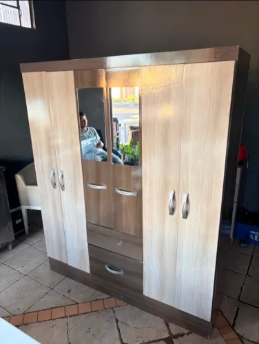 Guarda roupa 6 portas 2 gavetas (entrego )