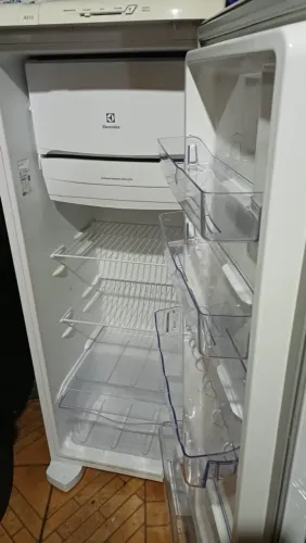 Geladeira 240l Electrolux - Usada