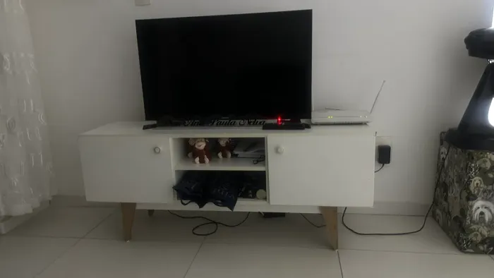 Mesa de televisão com armários