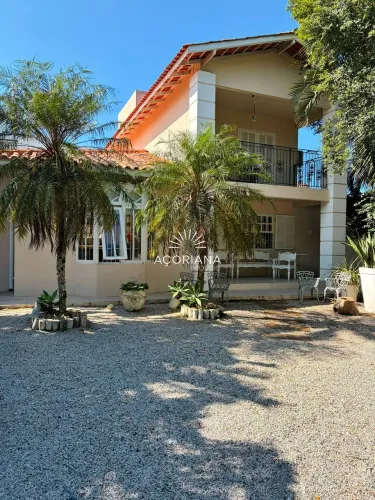 Casa Mobiliada com Piscina e 5 Quartos para Locação no Campeche