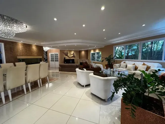 CASA EM CONDOMÍNIO FECHADO, COM 04 SUÍTES, 06 VAGAS, PISCINA AQUECIDA, ALPHAVILLE - SP