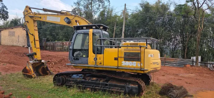 Escavadeira Jonh Deere 200C LC ano 2007