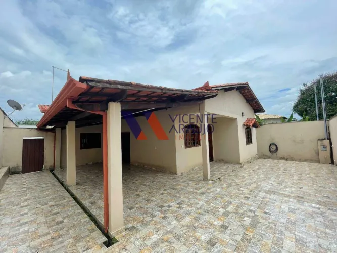 Casa para locação de 03 quartos com excelente quintal e com vagas de garagem cobertas.