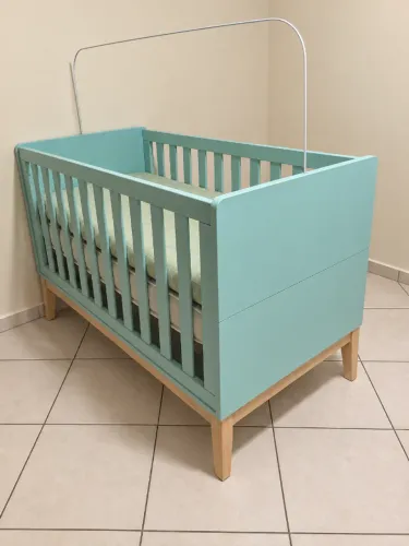 Berço Infantil Verde-Menta que Vira Mini Cama - Excelente Estado