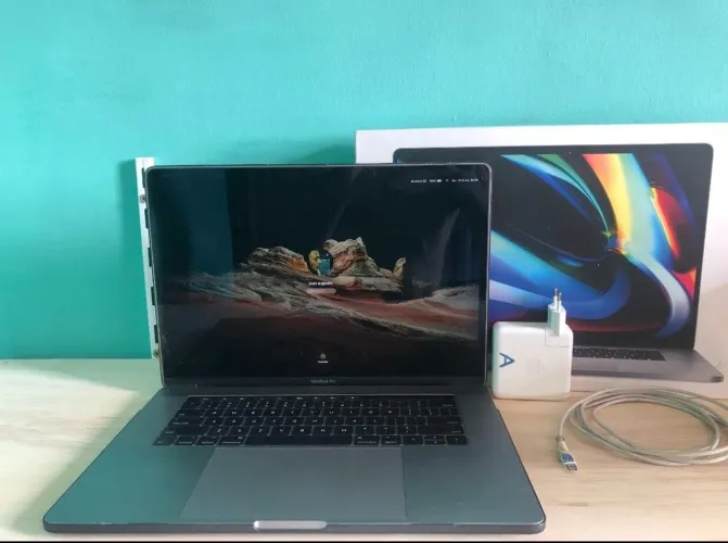 Macbook a1707 16 ram 500 ssd 17 polegadas 