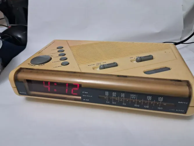 Radio relogio CCE DLE 650