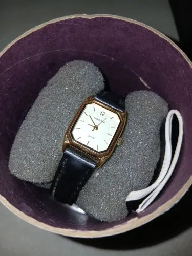 Relógio Mondaine Feminino Quadrado Dourado - Estilo Retrô Vintage