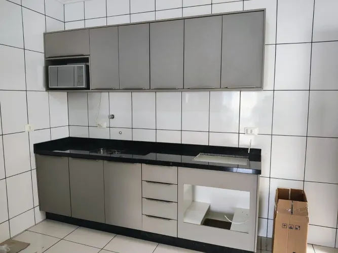 Cozinha em MDF com pedra e cuba inox