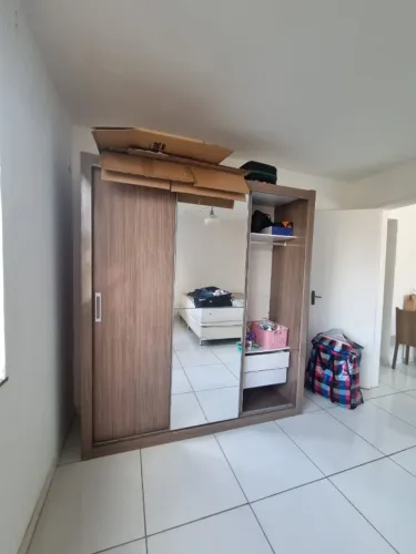 GUARDA-ROUPA 3 PORTAS DE CORRER COM ESPELHO E 4 GAVETAS