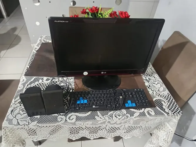 Vende-se um monitor com teclado e caixinhas de som