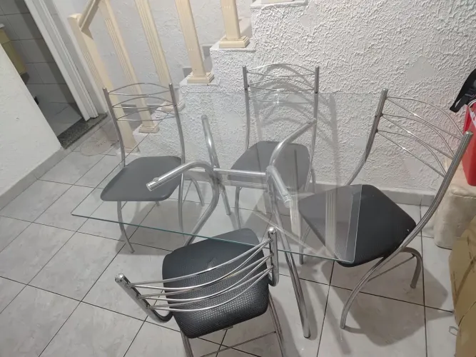 Vendo Mesa de vidro com 4 cadeiras em perfeito estado.