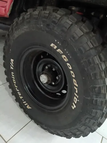 Vendo pneus 37x12.5x17