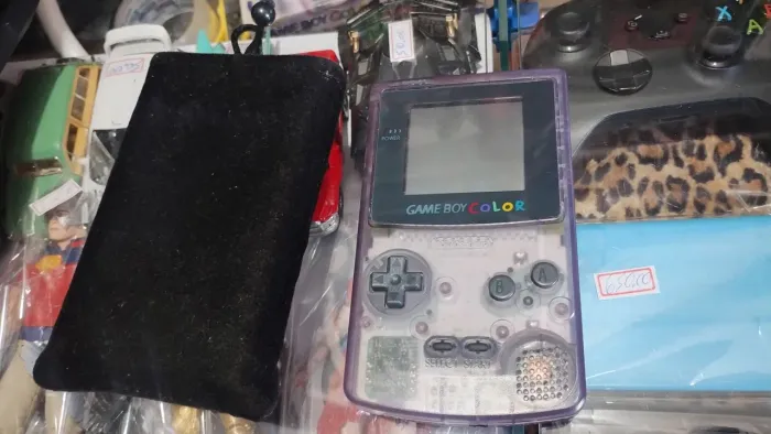 Game Boy color translúcido com defeito