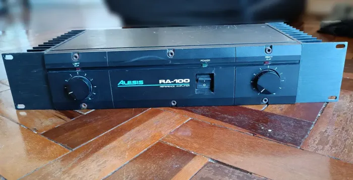 Amplificador Alesis RA-100 100W potência