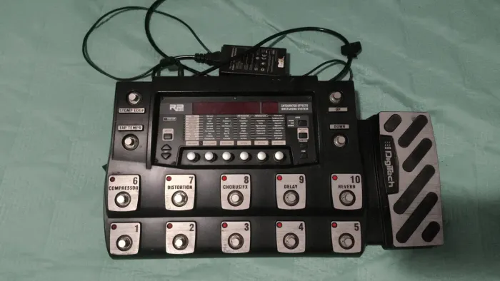 DigiTech RP1000 - Pedaleira Profissional com Fonte