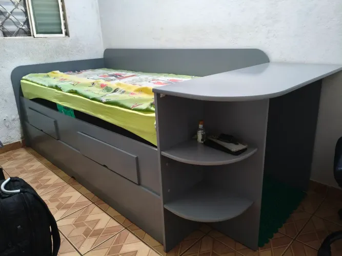 Cama solteiro dupla com bancada de trabalho