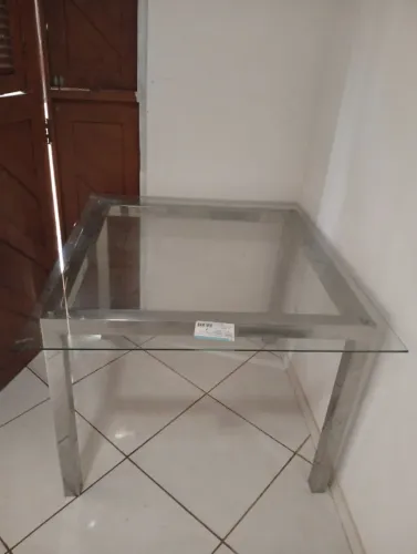 Mesa tampo de vidro base em aço 