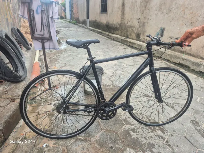 Bicicleta aro 700 semi nova ( peças shimano )