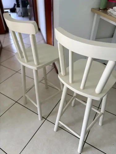 Duas banquetas altas de cozinha