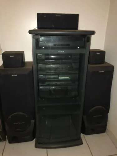 Som Sony 5x1 LbtN555AV, com rack completo e 5 caixas de som