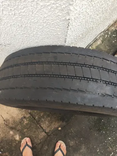 Pneu Michelin usado com com avaria na banda de rodagem
