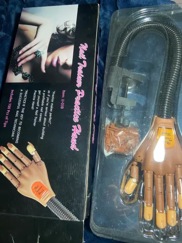 Mão Articulada para Treino de Unha em Gel