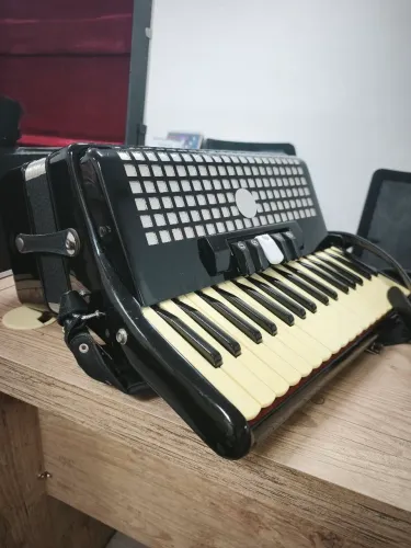 Sanfona Acordeon Maestrina 48 Baixos 5 Timbres Preta com case