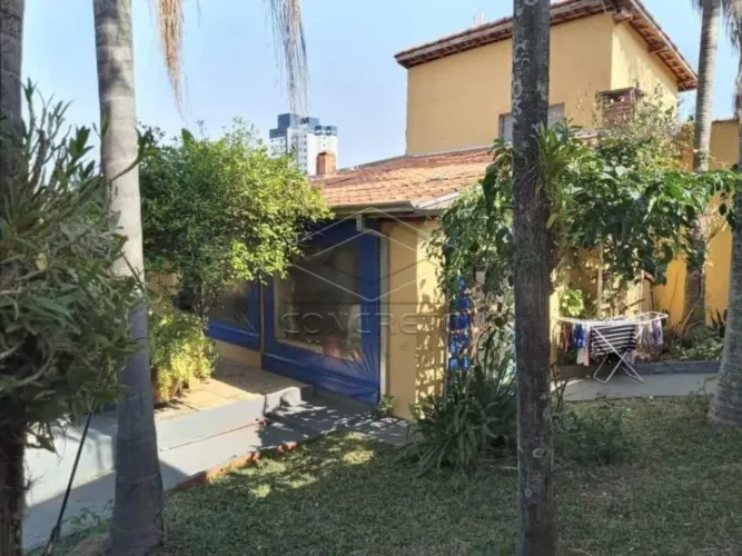 Casa em amplo terreno, com Piscina e uma área verde fantástica