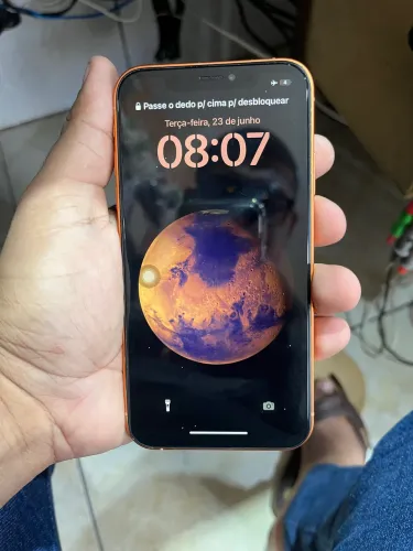 iPhone XR na carcaça do 17 pro laranja