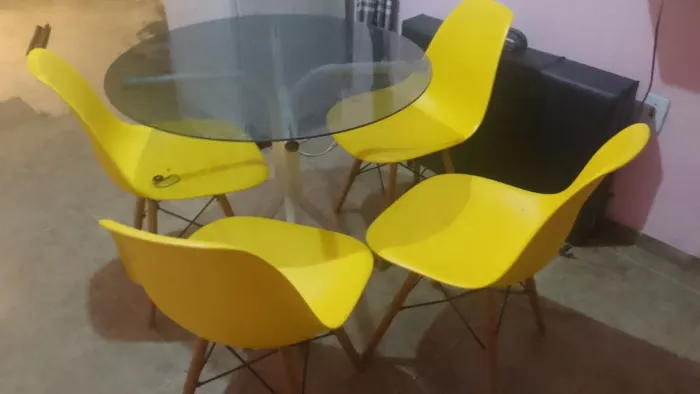 Vendo mesa com cadeira 300