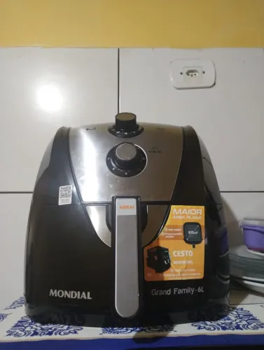 Vendo Airfryer semi nova, algumas marcas de uso mas funcionando perfeitamente. De 6 Lts