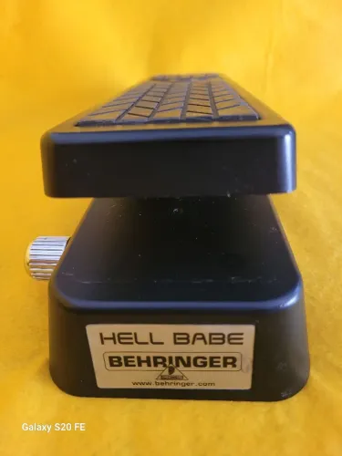 Pedal Wah Wah Hell Babe Behringer 