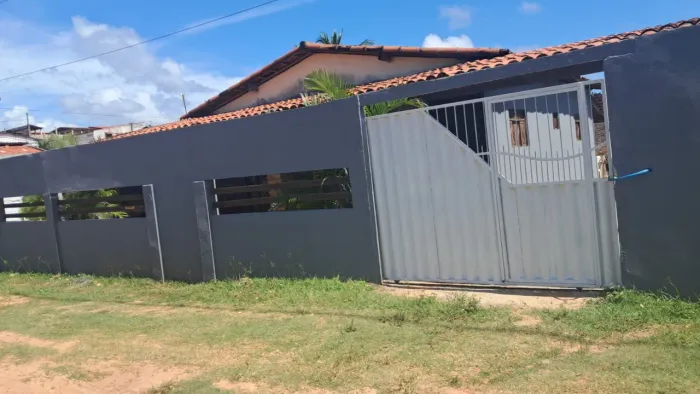 Vende-se. Excelente casa na Praia de Barreta, dois quartos, suíte, piscina, 160mil Reais