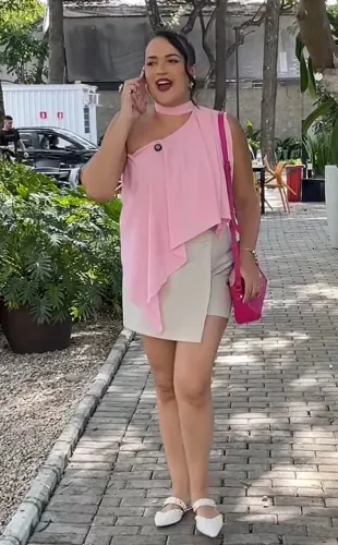 Blusinha na cor rosa detalhe com amarração no pescoço