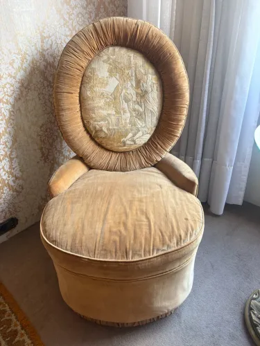 POLTRONA CLÁSSICA COM ENCOSTO OVAL