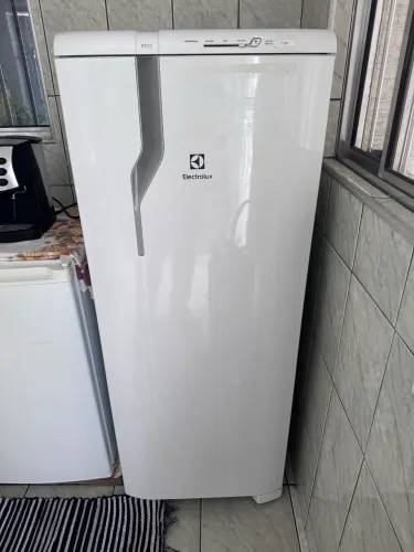 Geladeira Eletrolux Cycle Defrost 240 Litros RE31 Branca