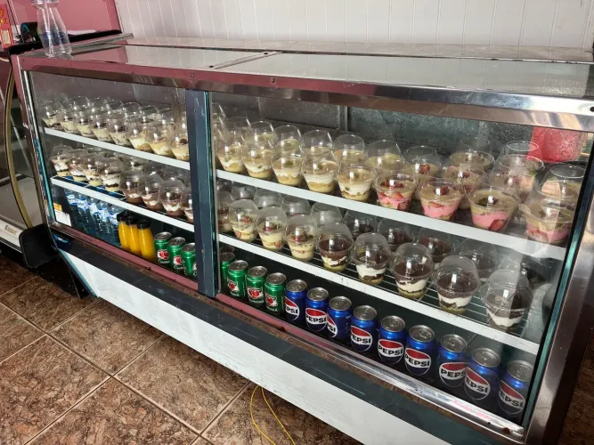 Vitrine expositora de bolos e doces REFRIGERADA 127V