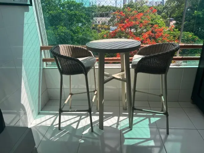 Conjunto Mesa Bistrô Alta + 2 Banquetas em Fibra Sintética - Varanda Gourmet