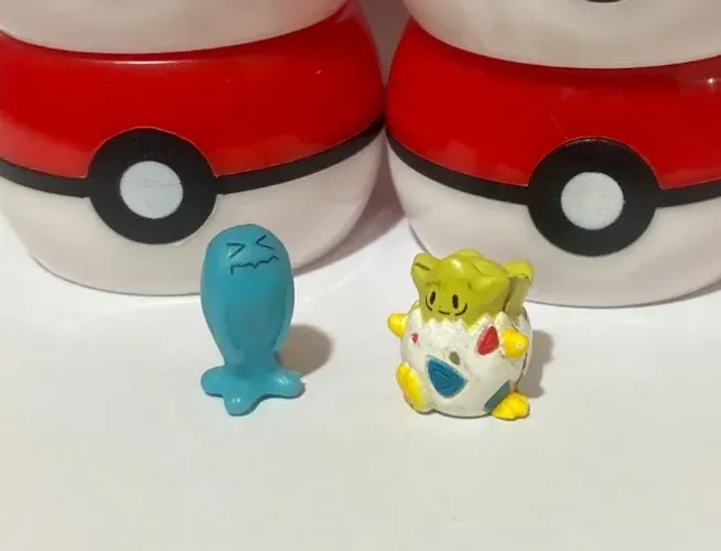 Miniatura do Pokémon Togepi e Wobbuffet da coleção Guaraná Caçulinha (anos 2000)