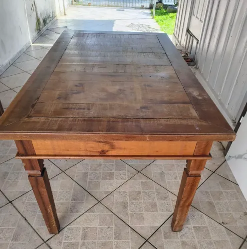Mesa de madeira com banco 