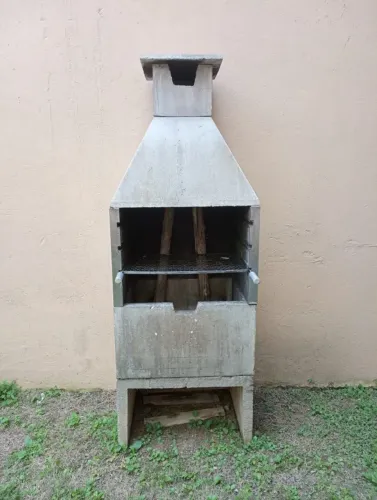 Churrasqueira Pré-Moldada de Concreto com Grelha e Chaminé. Leroy Merlin
