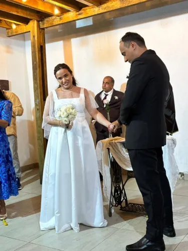 Vestido de noiva moderno minimalista
