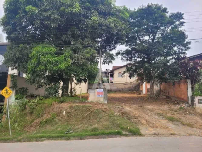 Terreno com 420 m² à venda no bairro Nova Brasília em Joinville - SC por R$ 400.000,00.